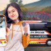 petugas bus rosalia indah menunjukkan aplikasi untuk check in bus