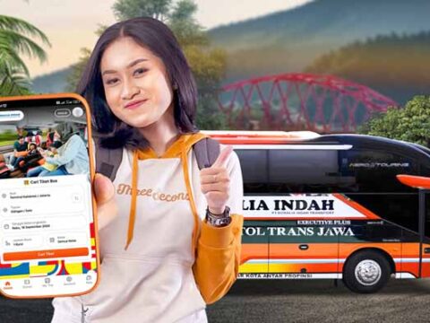 petugas bus rosalia indah menunjukkan aplikasi untuk check in bus